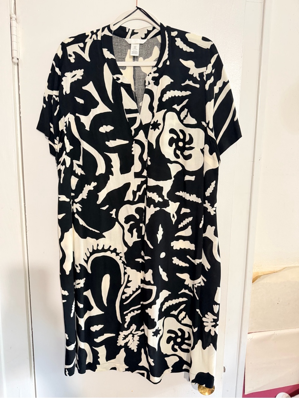 H&M Black & White Floral-Print midi dress NWOT